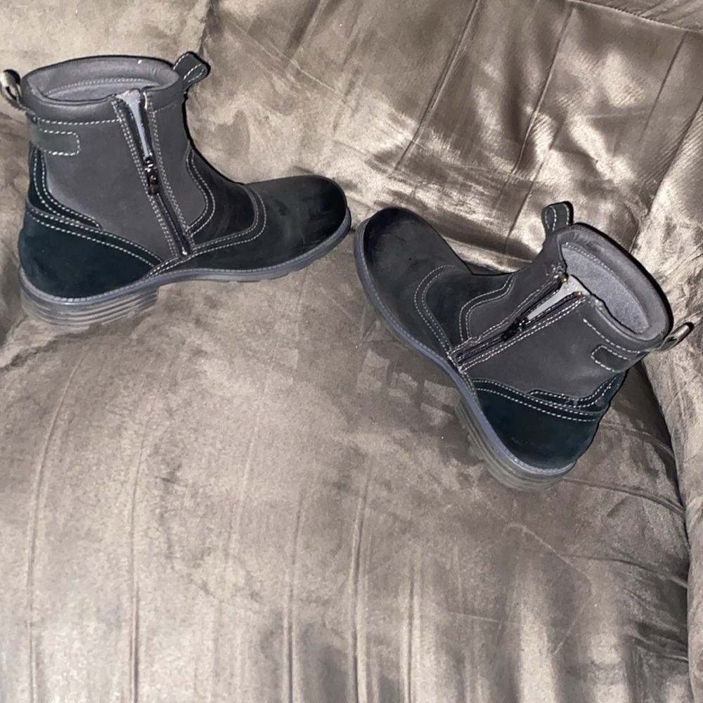 Ventige zip in black/ grey Clark’s. Size 7 1/2 mens. - Picture 4 of 7
